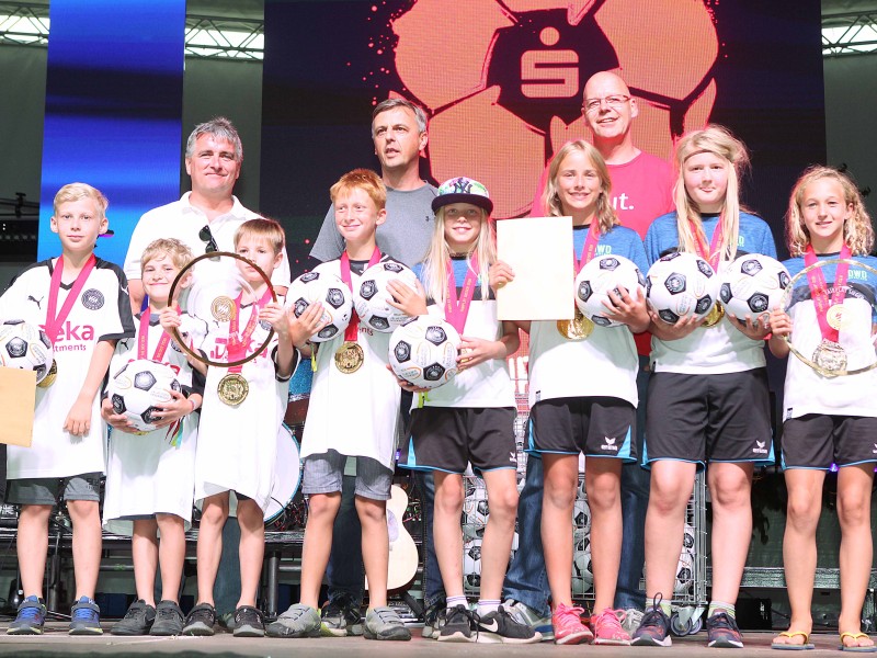 Das Mädchen-Team aus Apolda (rechts) gewann das Turnier und den Fairplay-Pokal in der Alterskategorie bis zwölf Jahre.