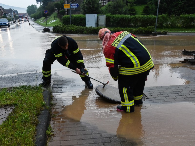 Am Dienstagnachmittag haben im Süden von Thüringen schwere Gewitter und Unwetter für Chaos gesorgt. Wie hier in Viernau (Landkreis Schmalkalden-Meiningen) liefen Keller und Garagen voll. Starkregen sorgte für überschwemmte Straßen. Fotos: Marcus Heinz