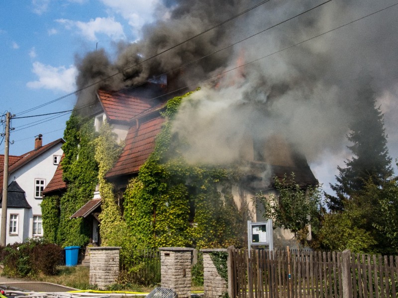 In Hildburghausen kämpfen mehrere Feuerwehren derzeit gegen einen Wohnhausbrand. Wie ein Sprecher der Landeseinsatzzentrale mitteilte, stehe ein Gebäude am späten Freitagnachmittag komplett in Flammen.