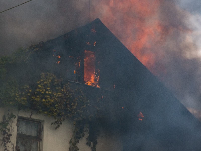 In Hildburghausen kämpfen mehrere Feuerwehren derzeit gegen einen Wohnhausbrand. Wie ein Sprecher der Landeseinsatzzentrale mitteilte, stehe ein Gebäude am späten Freitagnachmittag komplett in Flammen.