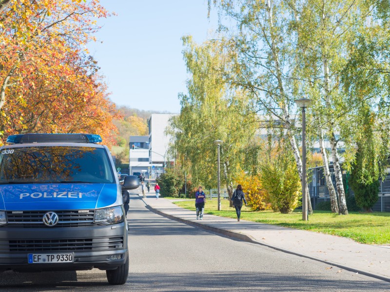 Auch die Bereitschaftspolizei war mit mehreren Wagen vor Ort.