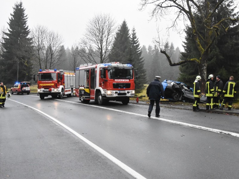 Zwischen Neuhaus am Rennweg und Steinheid ist es am Donnerstag zu einem tödlichen Unfall gekommen. Ein 26-Jähriger prallte auf der B281 gegen einen Baum. 
Foto: Marcus Heinz