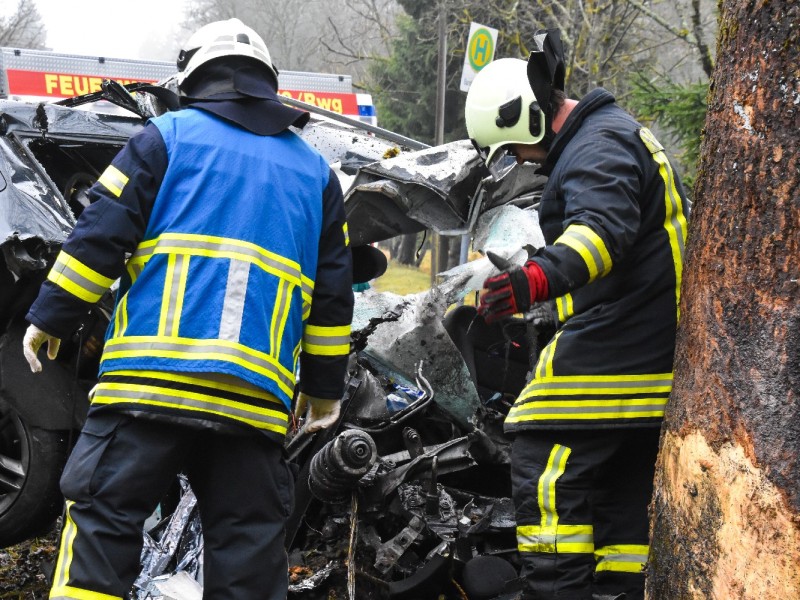 Zwischen Neuhaus am Rennweg und Steinheid ist es am Donnerstag zu einem tödlichen Unfall gekommen. Ein 26-Jähriger prallte auf der B281 gegen einen Baum. 
Foto: Marcus Heinz