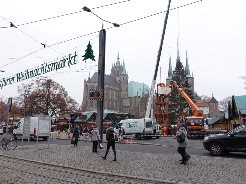 Der Weihnachtsmarkt in Erfurt 2018 öffnet am 27. November. Knapp eine Woche vorher lief der Aufbau auf dem Domplatz auf Hochtouren.