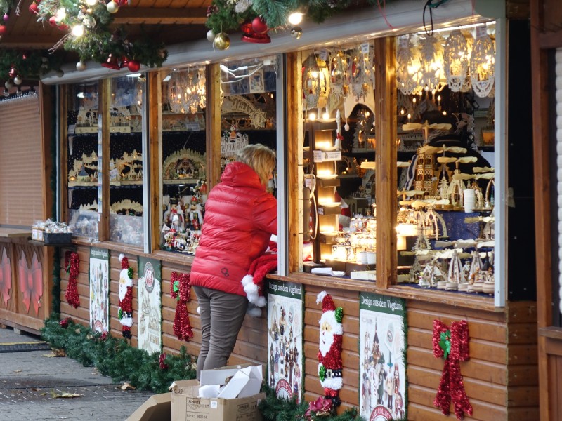 Der Weihnachtsmarkt in Erfurt 2018 öffnet am 27. November. Knapp eine Woche vorher lief der Aufbau auf dem Domplatz auf Hochtouren.