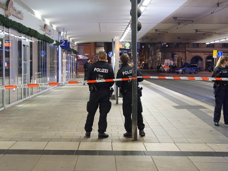 Die Polizei untersuchte bis in die Nacht das Gelände rund um den Erfurter Hauptbahnhof. Foto: Tony Schmidt