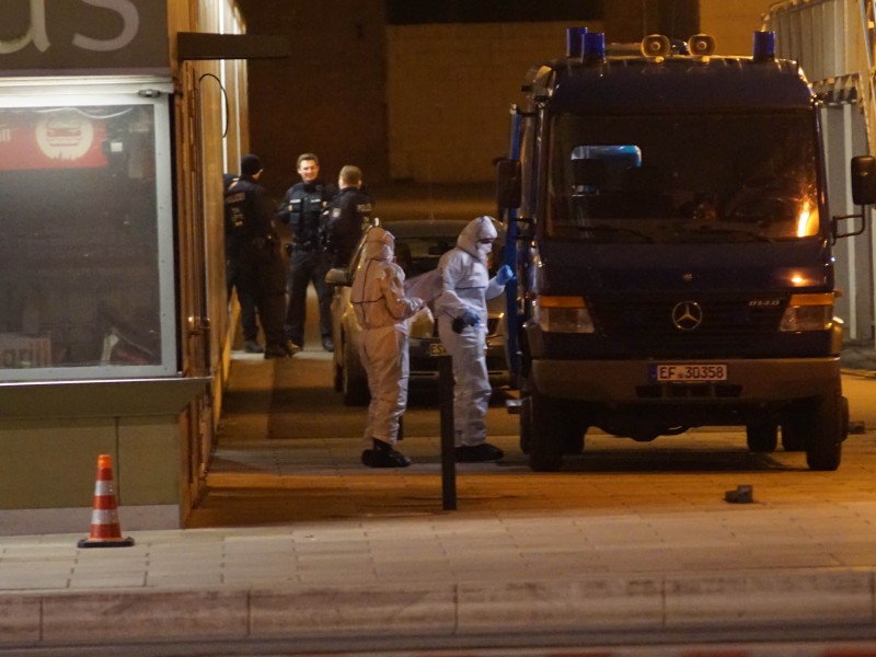 Die Polizei untersuchte bis in die Nacht das Gelände rund um den Erfurter Hauptbahnhof. Foto: Tony Schmidt