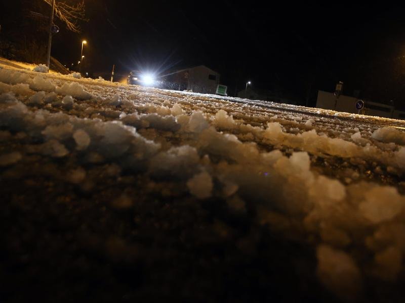 Der Deutsche Wetterdienst warnt für die kommenden Tage nach sinkenden Temperaturen vor Glatteis.