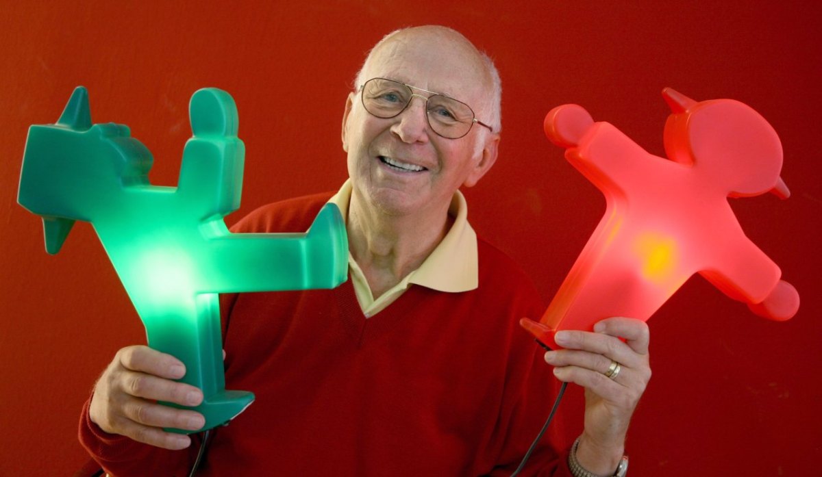 Der Erfinder des Ampelmännchens, Karl Peglau, hält am 10.05.2007 in Berlin ein rotes und ein grünes Ampelmännchen in seinen Händen. dpa.jpg