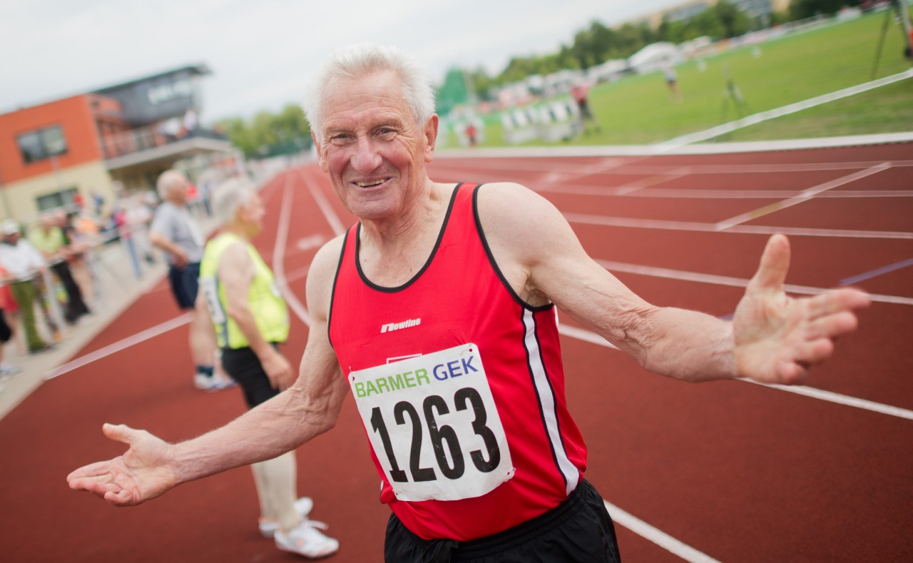 Hermann Döbber (79, TuS Sythen) nach dem 100 Meter Lauf (Startklasse M80) bei den Deutschen Senioren-Meisterschaften der Leichtathletik in Leinefelde-Worbis. 