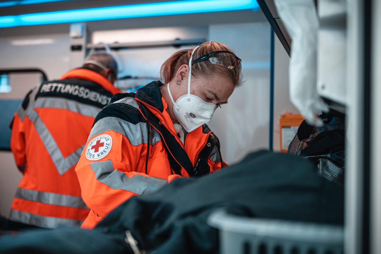 „Lebensretter“ aus Jena: Sindy versorgt die Patientin im Rettungswagen und nimmt Blut ab. 