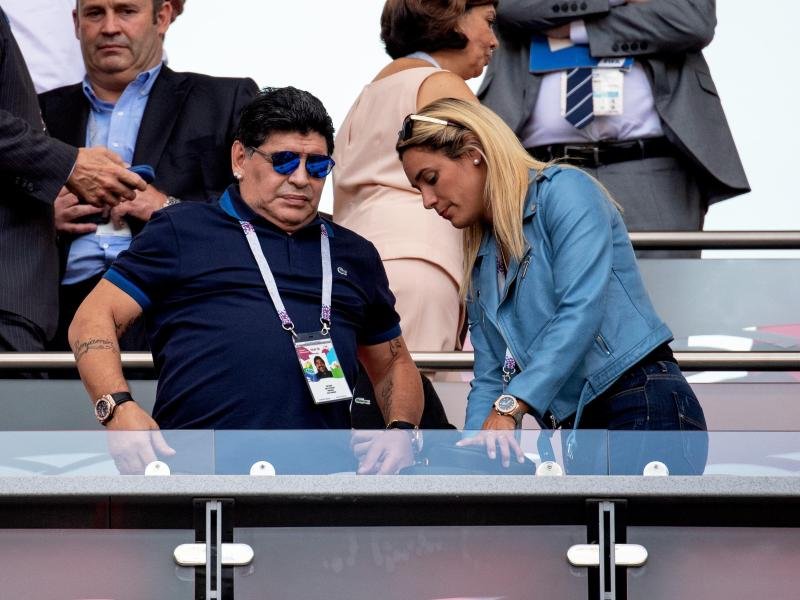 Diego Maradona (l) nimmt auf der Tribüne Platz.
