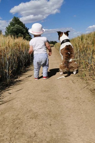 Duke mit der zweijährigen Tochter von Sabrina Naumann: Die beiden sind miteinander aufgewachsen.