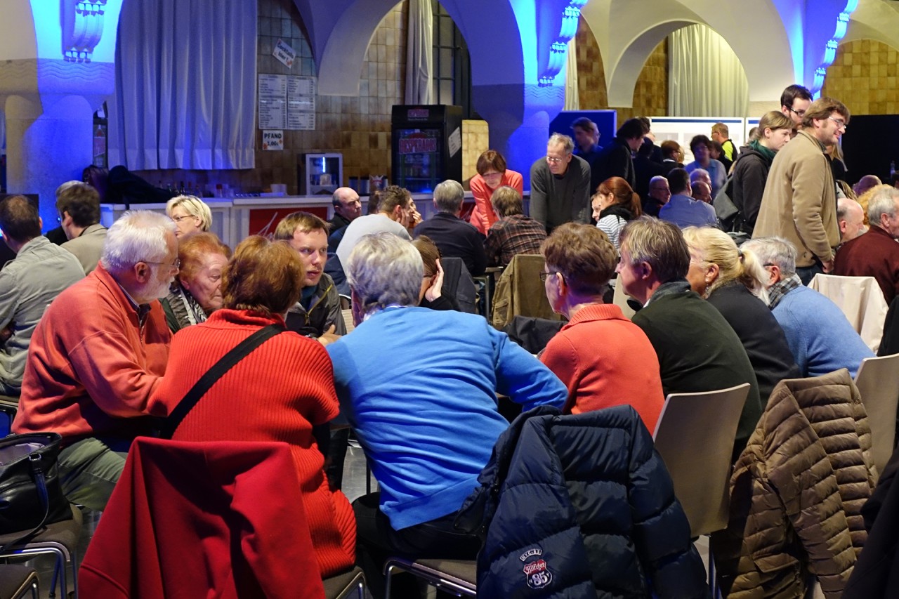 Tischweise diskutieren die Anwesenden die Entwurfs-Varianten für den Eichplatz. 