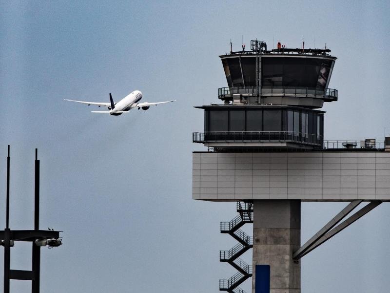Ein Flugzeug startet vom Frankfurter Flughafen in Richtung einer herannahenden Unwetterfront.