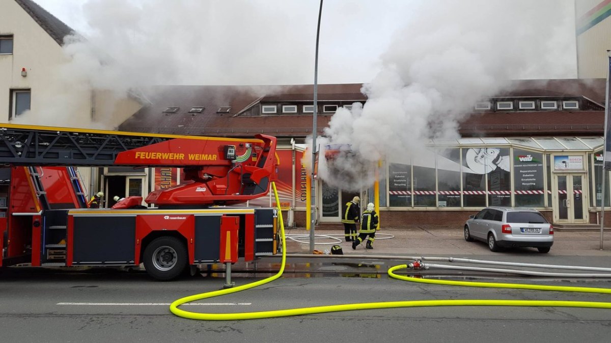 Ein Haus in der Riesnerstraße in Weimar brennt. Feuer