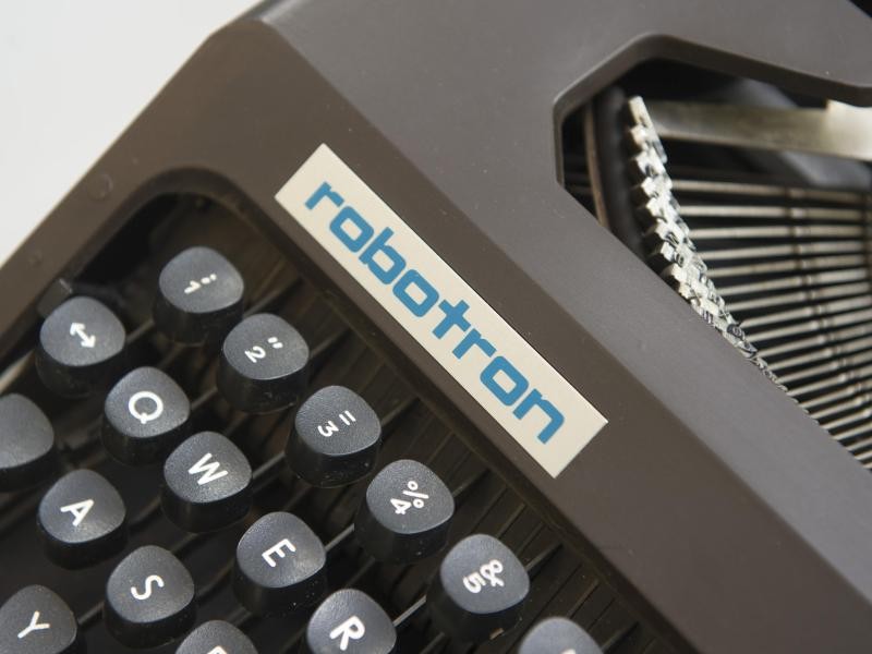 Eine mechanische Schreibmaschine des Herstellers Robotron ist zu sehen.