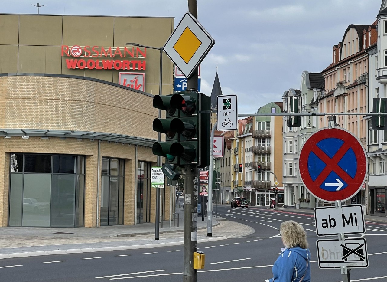 Eisenach: Das neue Schild mit dem grünen Pfeil, das Radfahrern ein schnelleres Abbiegen ermöglicht.
