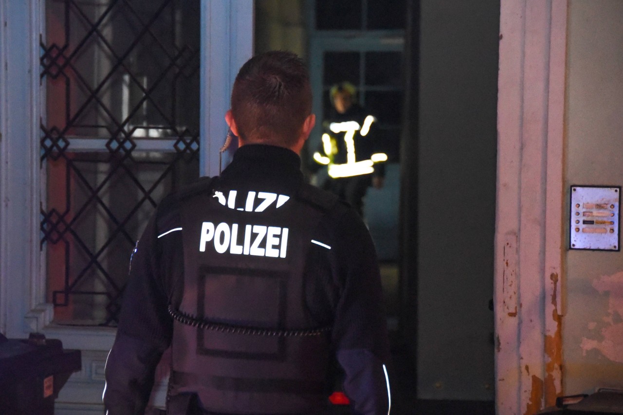 Ein fauliger Geruch aus einer Wohnung in Erfurt rief Polizei und Feuerwehr auf den Plan. (Archivbild)