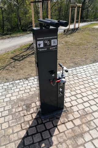 Am „Klärchen“ in Erfurt steht jetzt diese Fahrrad-Reparaturstation. 