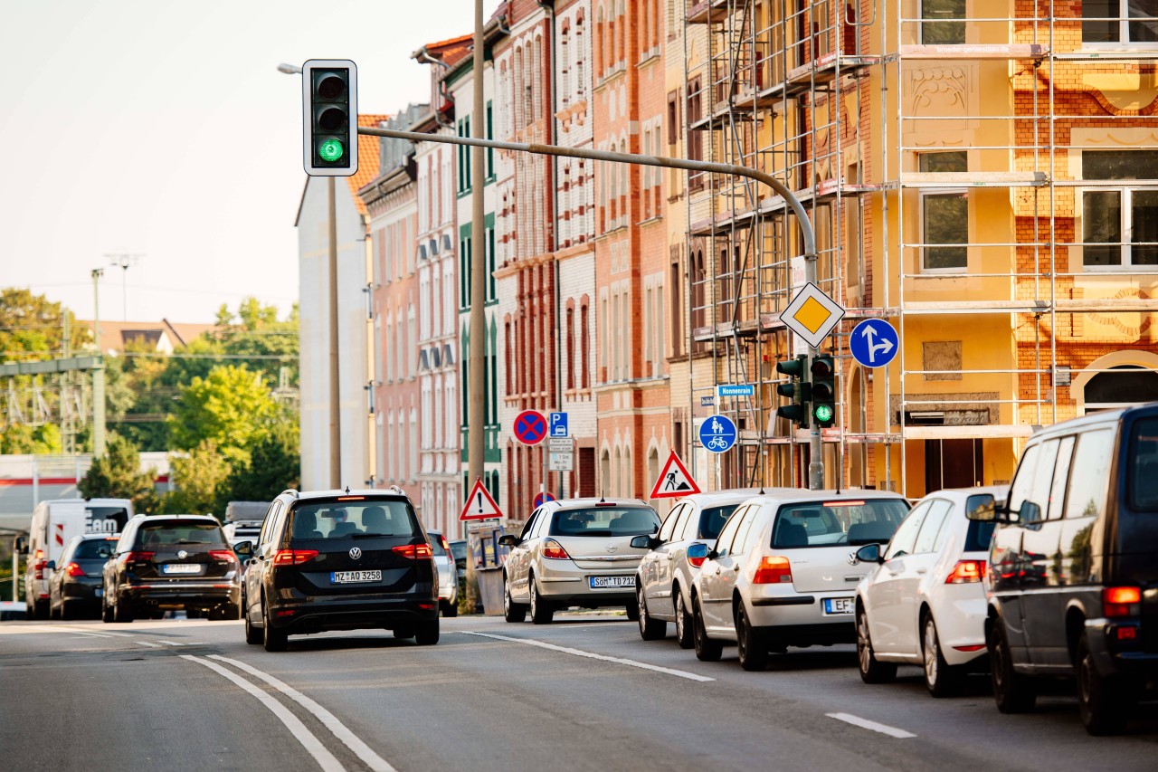 Anwohner und Autofahrer auf der Clara-Zetkin-Straße brauchen jetzt starke Nerven. 