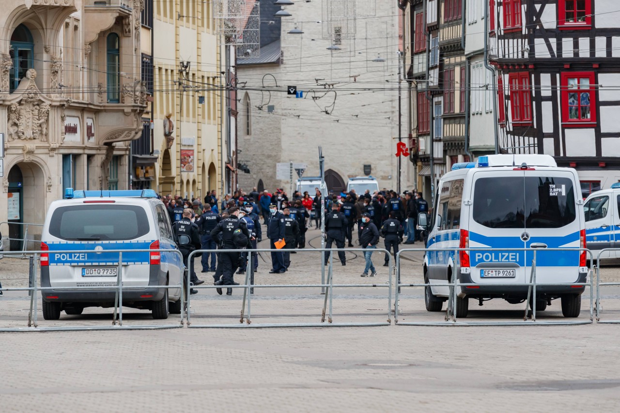 Aus ganz Thüringen, aber auch aus angrenzenden Bundesländern, reisten Polizisten zur Unterstützung an.