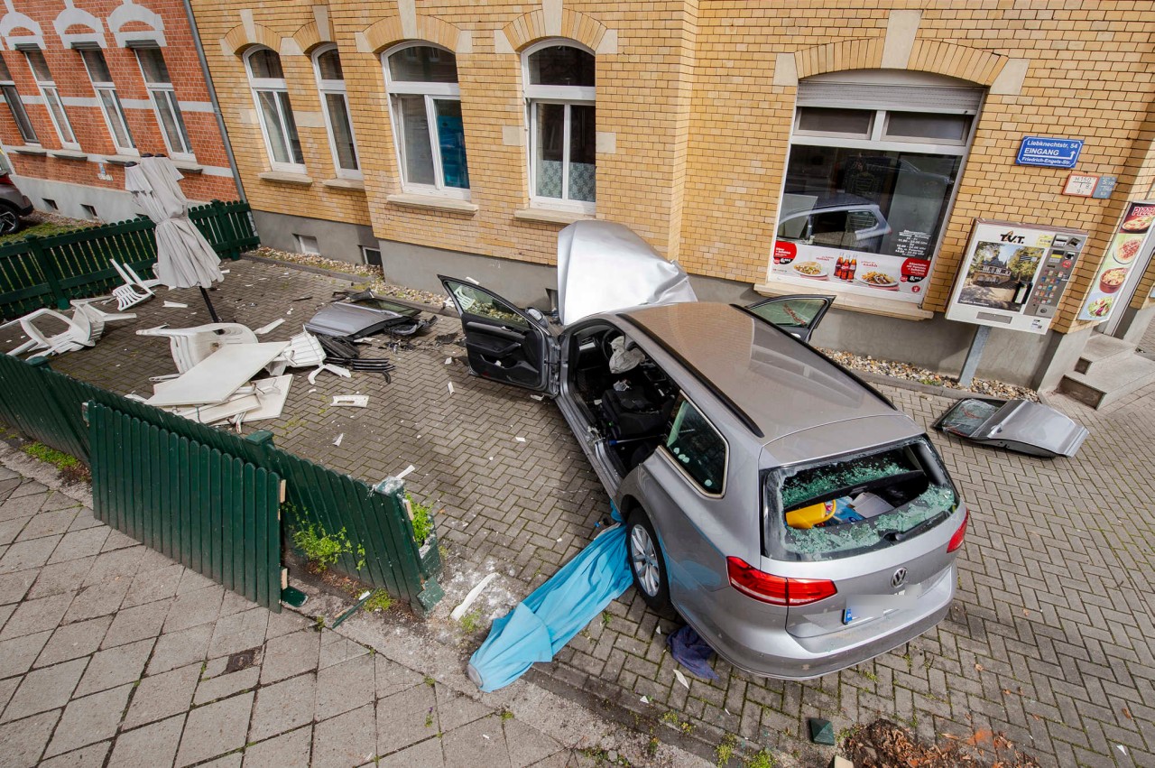 Das Auto krachte in Erfurt frontal gegen die Hauswand.