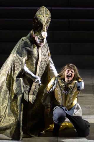 Egle Sidlauskaite, rechts, als Jean Arc bzw. Johanna während der Proben zu „Die Jungfrau von Orleans“. 