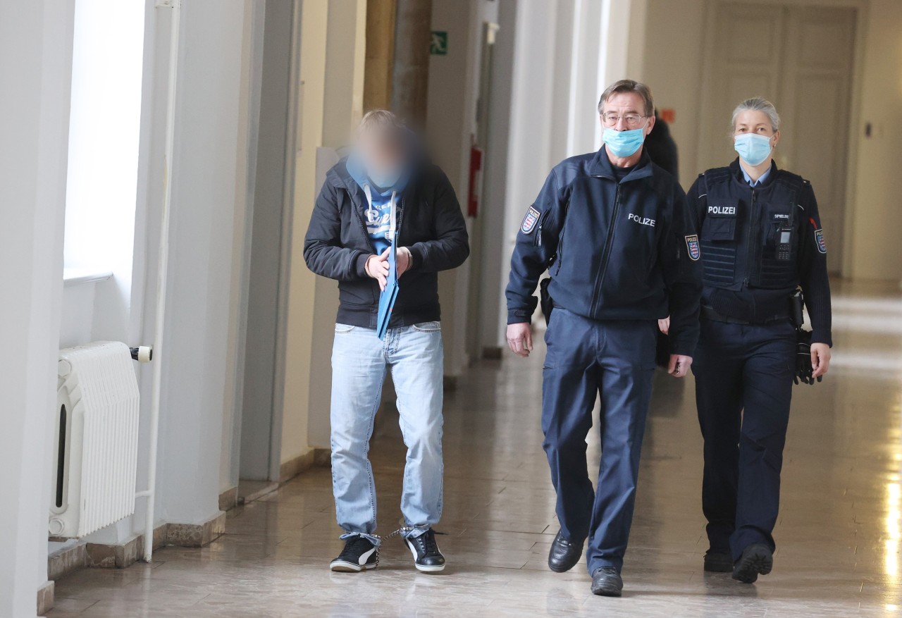 Ein 40-Jähriger steht in Erfurt nun vor Gericht. 