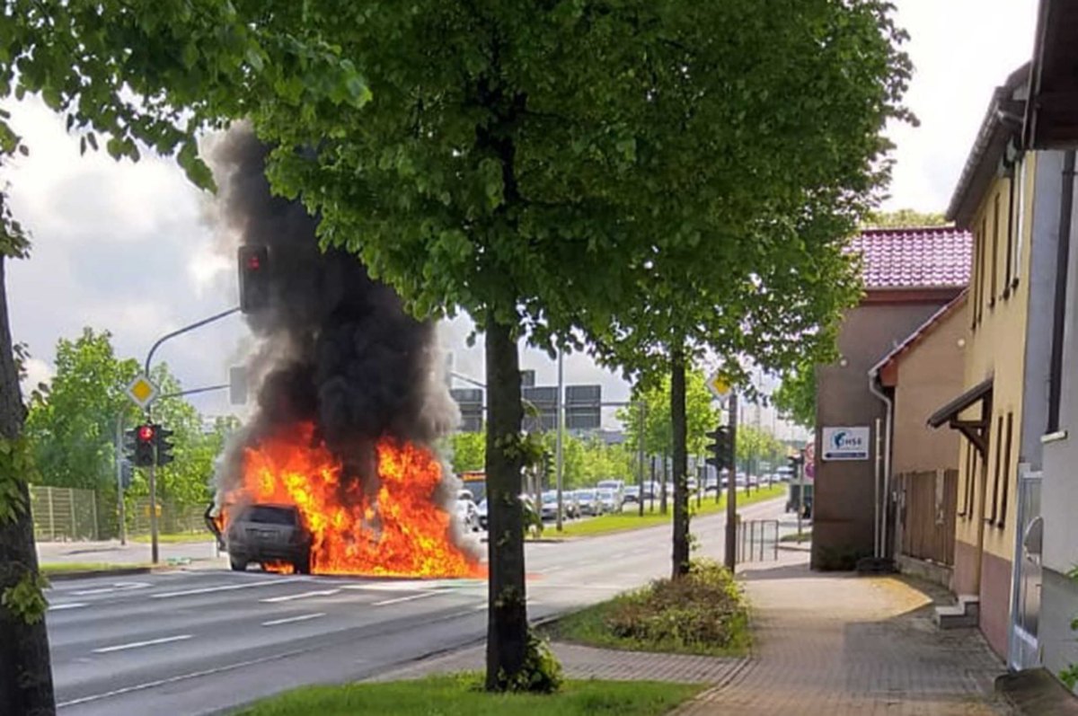 Erfurt Brand Mercedes steht in Flammen Auto Polizei Thüringen brennt
