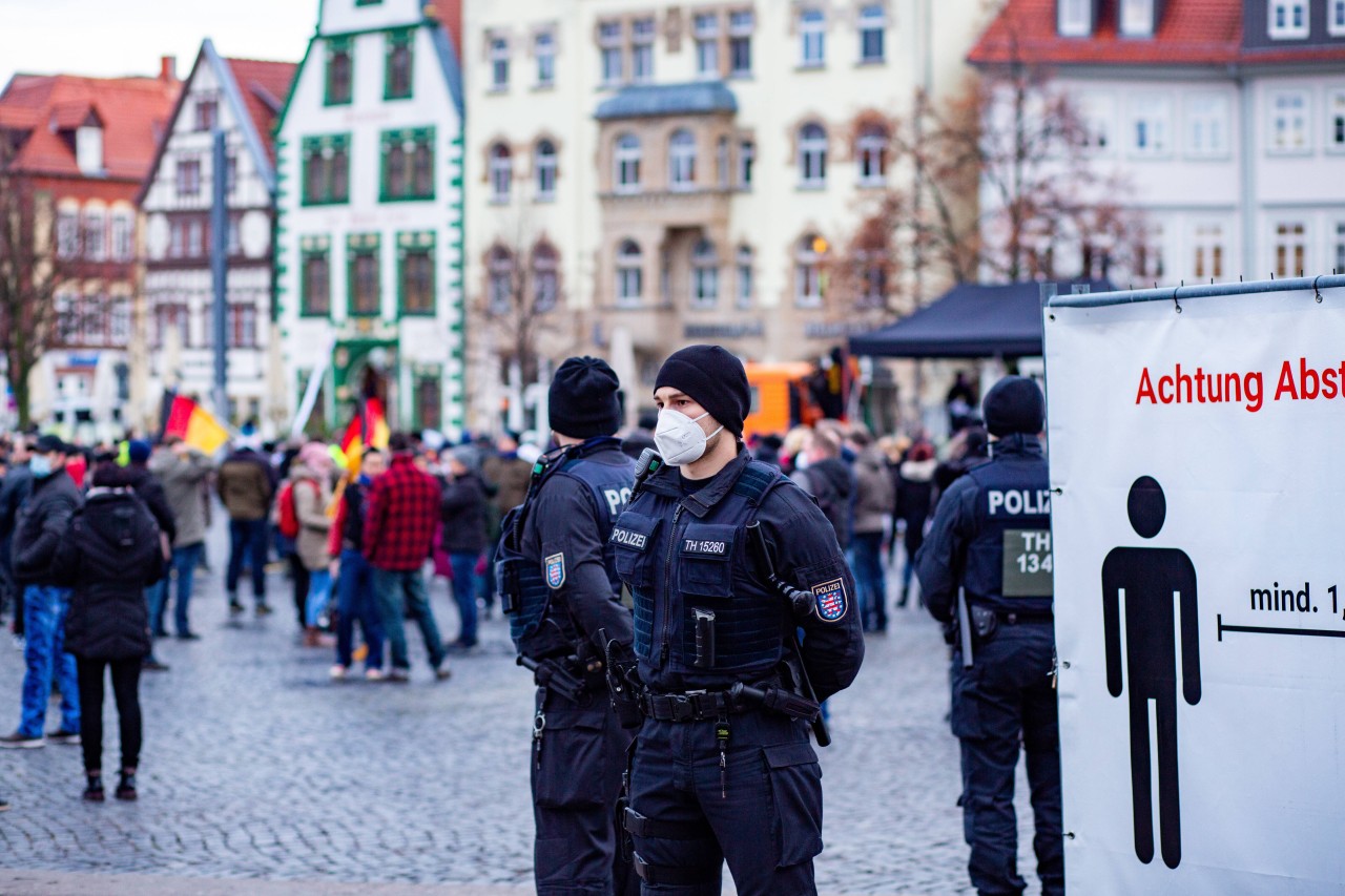 Eine Querdenker-Demonstration auf dem Erfurter Domplatz am 23. Januar. Polizisten sichern die Veranstaltung ab.