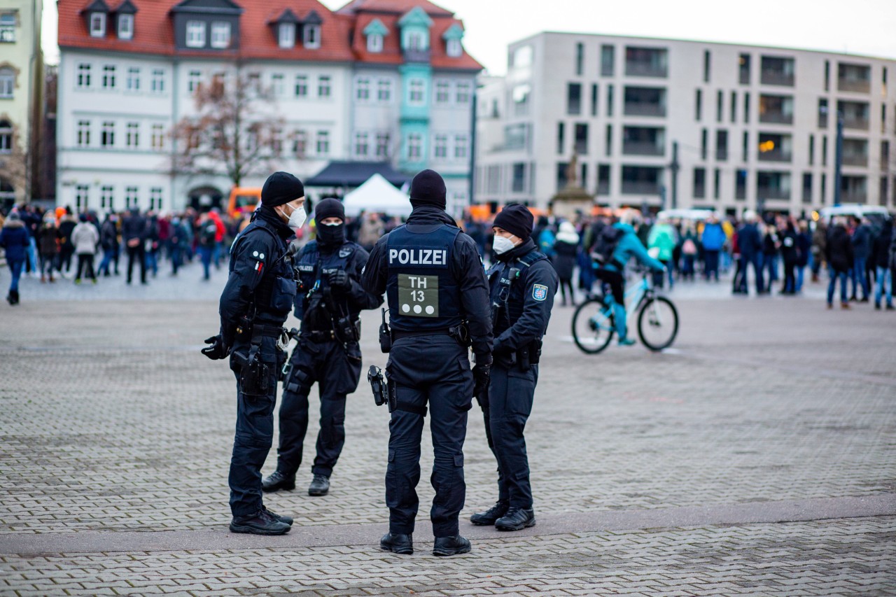 Die Polizei kündigt strenge Kontrollen der Hygieneauflagen an.