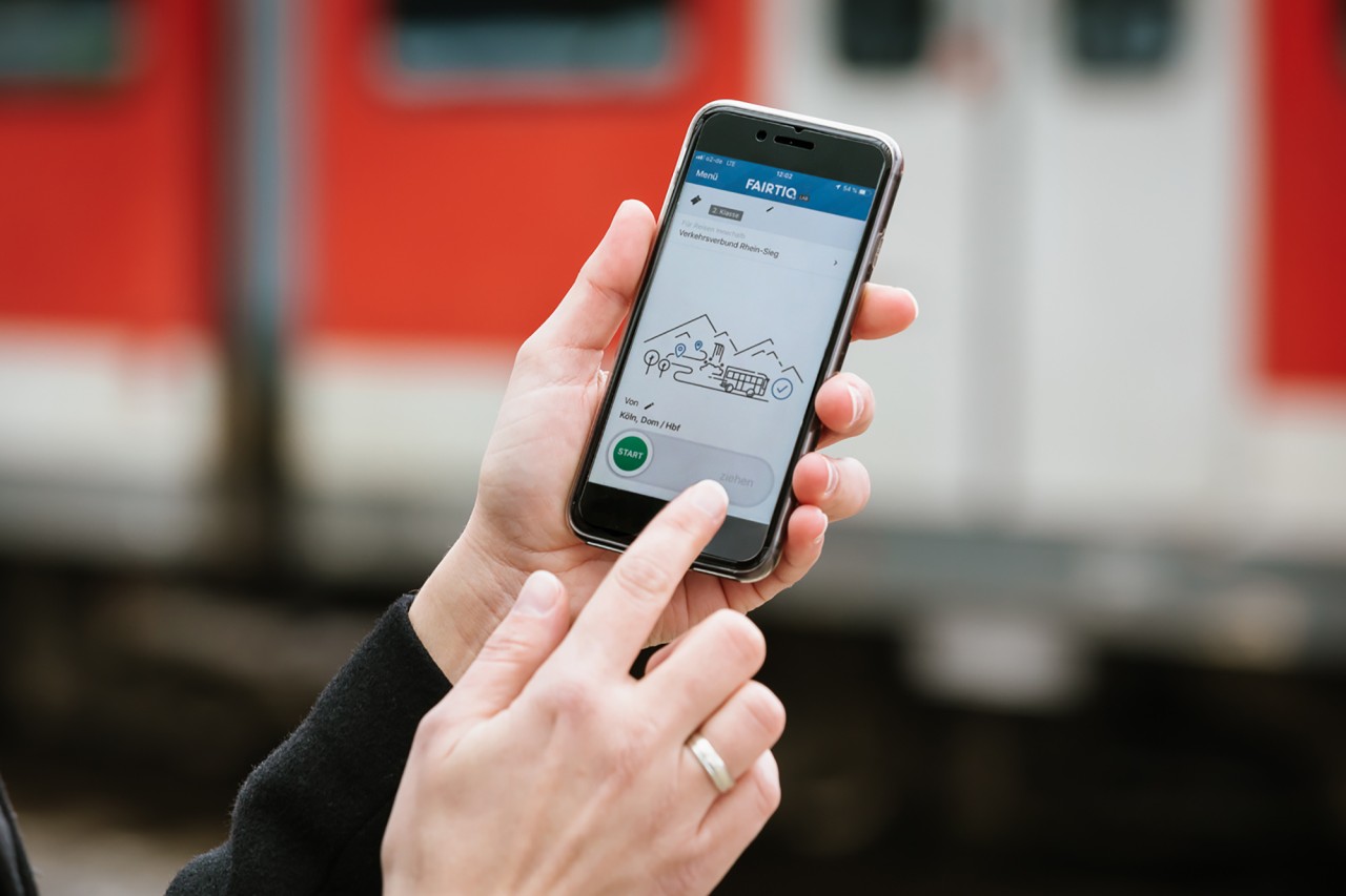 Schluss mit dem lästigen Kleingeldzählen. Mit der FAIRTIQ-App können die Fahrgäste ihr Tickets auf dem Handy verwalten.