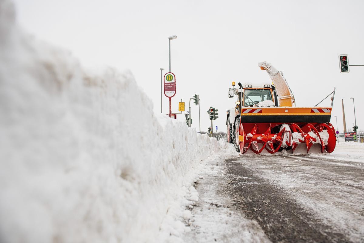 Eine Schneefräse kämpft in Erfurt gegen die Schnemassen auf den Straßen.