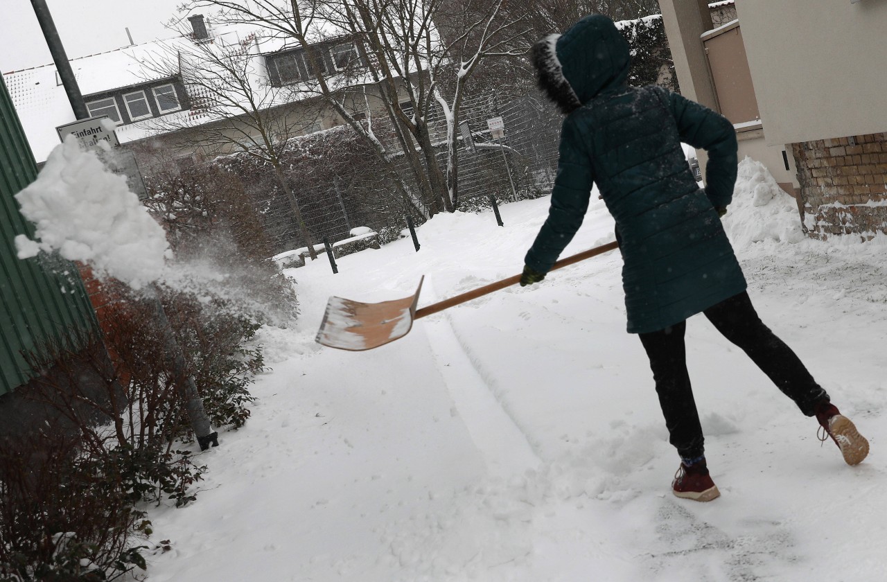 Vorsicht beim Schneeschippen! Viele übernehmen und verletzten sich dabei. (Symbolbild)