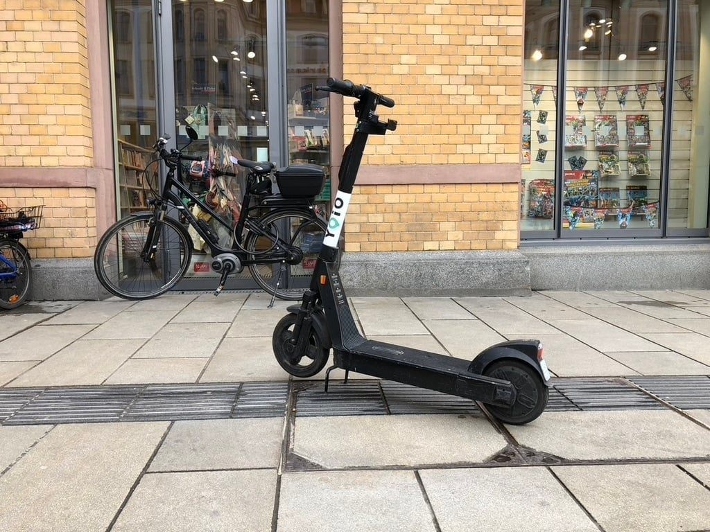 Dieser E-Roller sorgt in Erfurt für großen Ärger. Er wurde direkt auf einem Blindenleitsystem geparkt.  