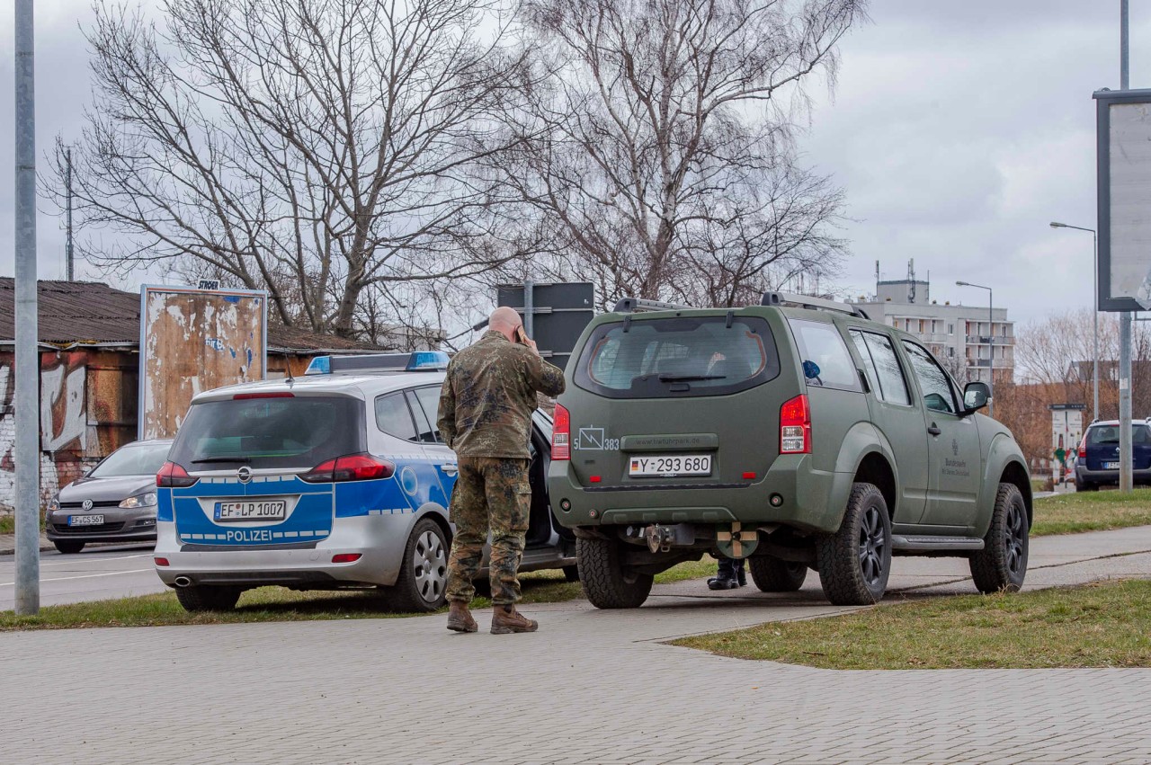 Erfurt: Soldaten führen nahe des Katholischen Krankenhauses Übungen durch.