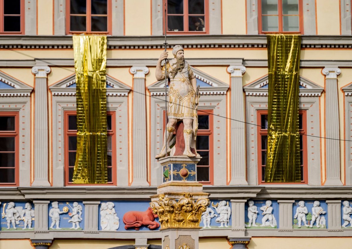 Erfurt Stadt leuchtet gold Aktion Rassismus Diskriminierung Gold Tag der Befreiung