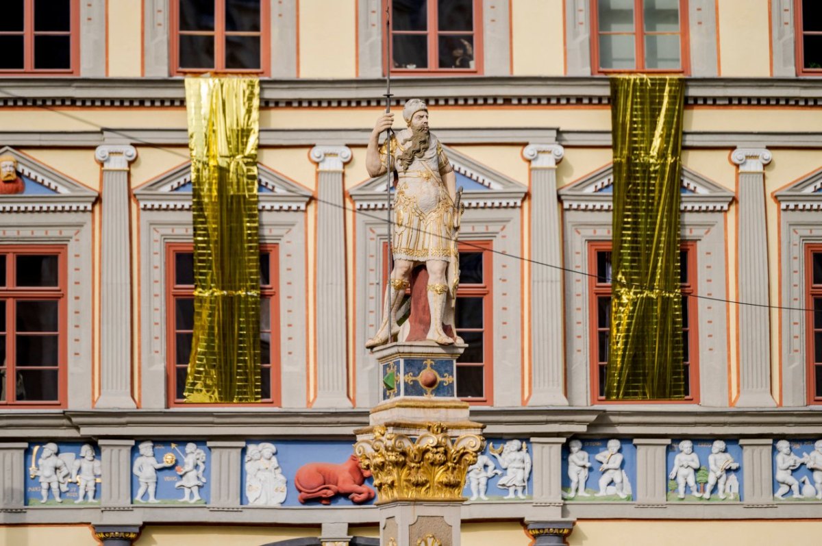 Erfurt Stadt leuchtet gold Aktion Rassismus Diskriminierung Gold Tag der Befreiung