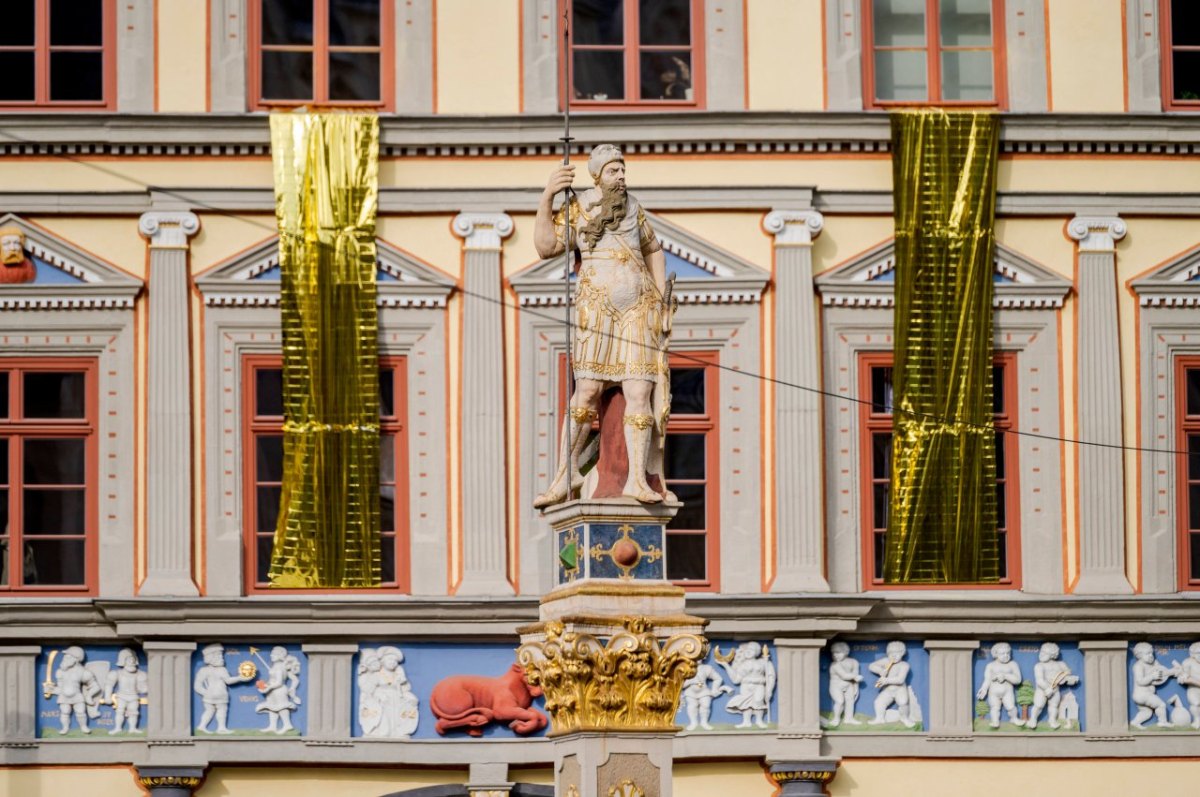 Erfurt Stadt leuchtet gold Aktion Rassismus Diskriminierung Gold Tag der Befreiung