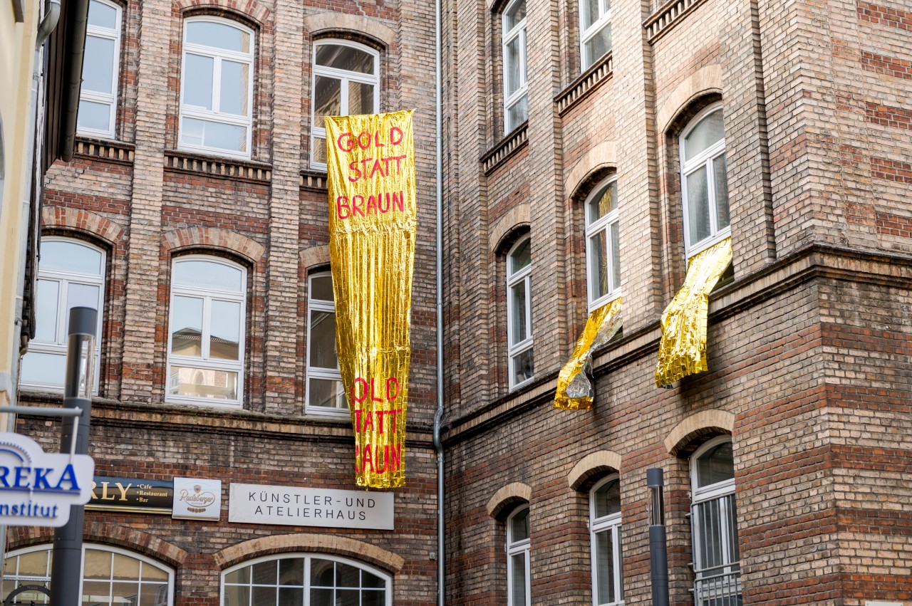 Ein Zeichen gegen Rassismus soll die goldene Aktion in Erfurt setzen. (Archivbild)