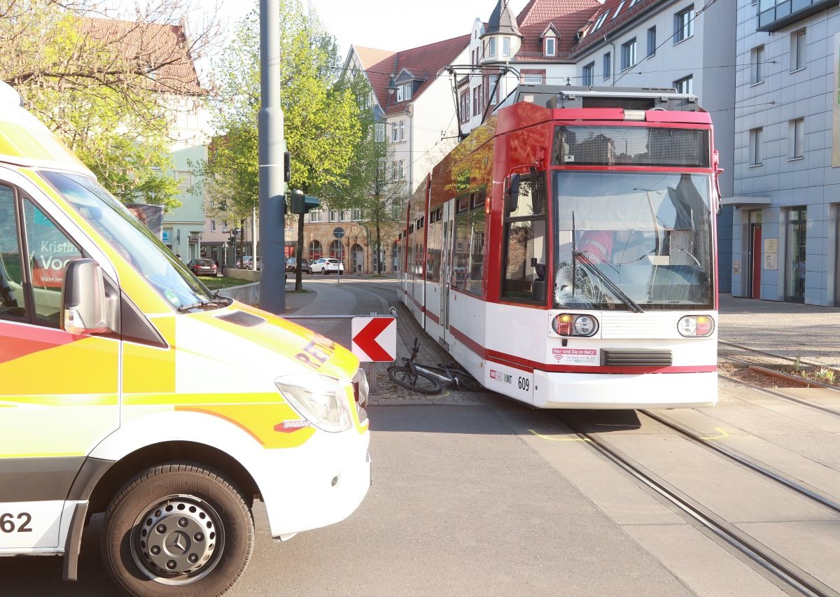 Erfurt Unfall Straßenbahn.JPG