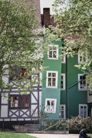 Hier hängt der Haussegen schief: Außergewöhnliches Haus in Erfurt. 