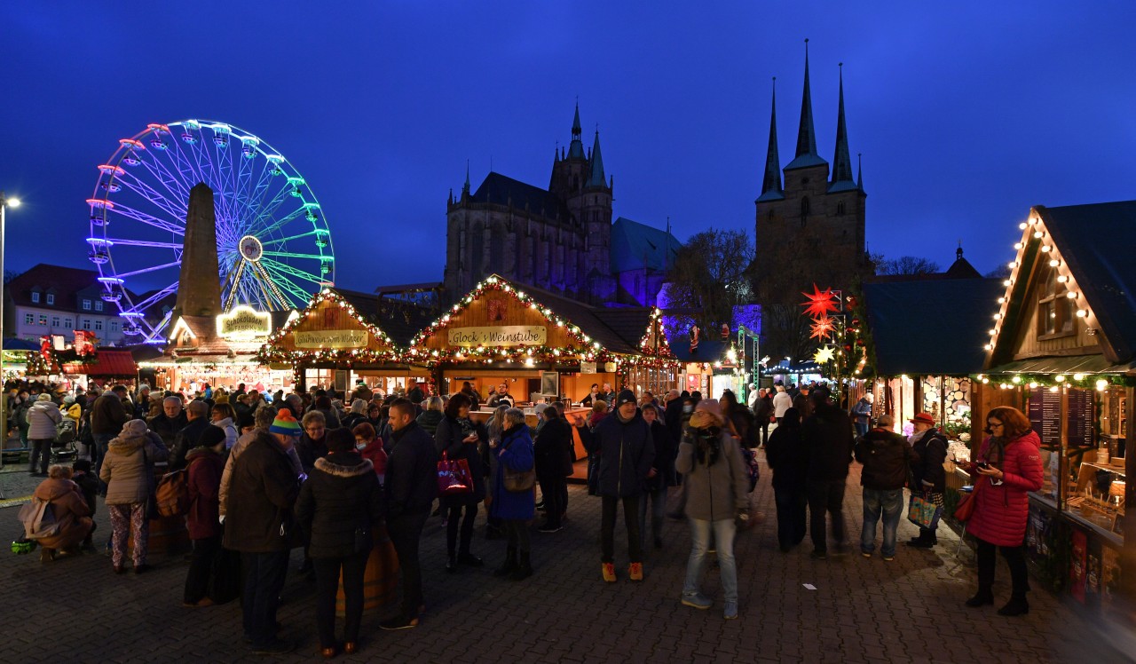 Lichter leuchten auf dem Erfurter Weihnachtsmarkt auf dem Domplatz unterhalb von Mariendom und Severikirche. Aber, wie lange noch?