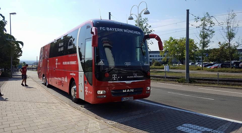 FC Bayern München Mannschaftsbus DFB gegen FCC FC Carl Zeiss Jena.jpg