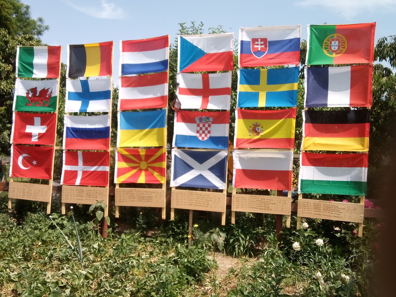 Thüringen: Fernando hat die Rahmen mit Holftafel für die 24 Flaggen selbst gebaut. 