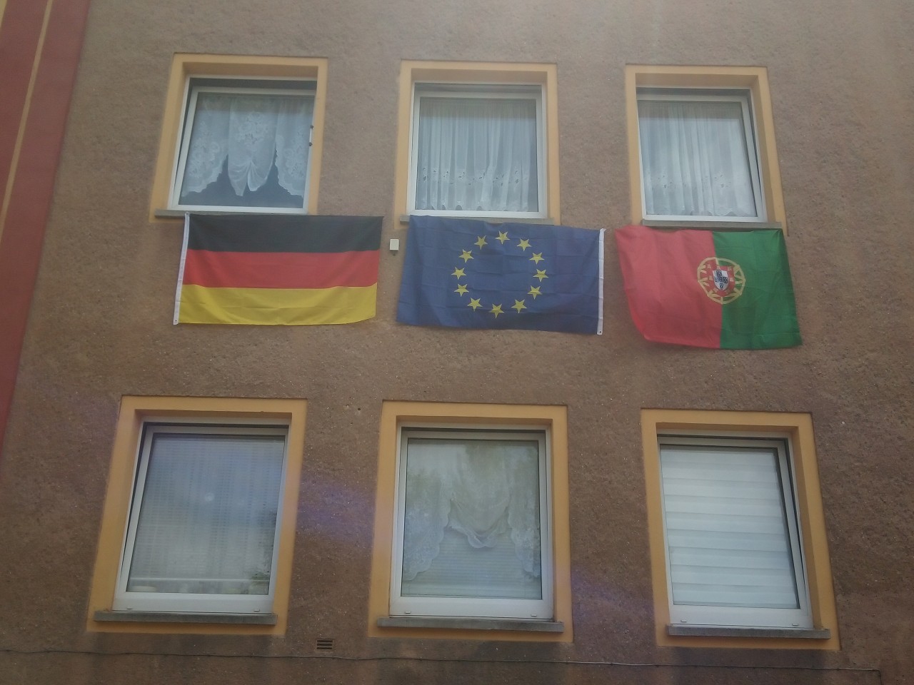 Thüringen: Mit den drei Flaggen am Fenster hat es angefangen – Jahre später hat Fernando seine Flaggen-Sammlung weiter ausgebaut. 