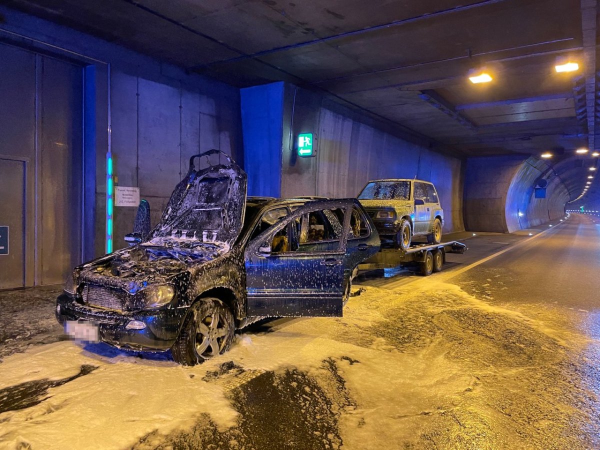 Feuer im Rennsteigtunnel: Auto brennt komplett aus