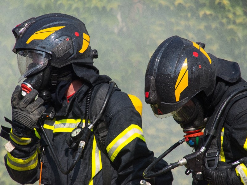 Bei einem Feuerwehr-Einsatz in Hildburghausen sind vier Kameraden am Freitag (03.08.2018) wegen Erschöpfung kollabiert. Ein nächtlicher Einsatz am Vortag strapazierte deren Fitness. Wegen Dehydrierung kamen die Feuerwehrmänner kurzzeitig ins Krankenhaus.