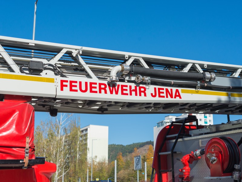 Ein Leiterwagen der Feuerwehr Jena fährt am 17.10.2017 durch Lobeda-Ost.